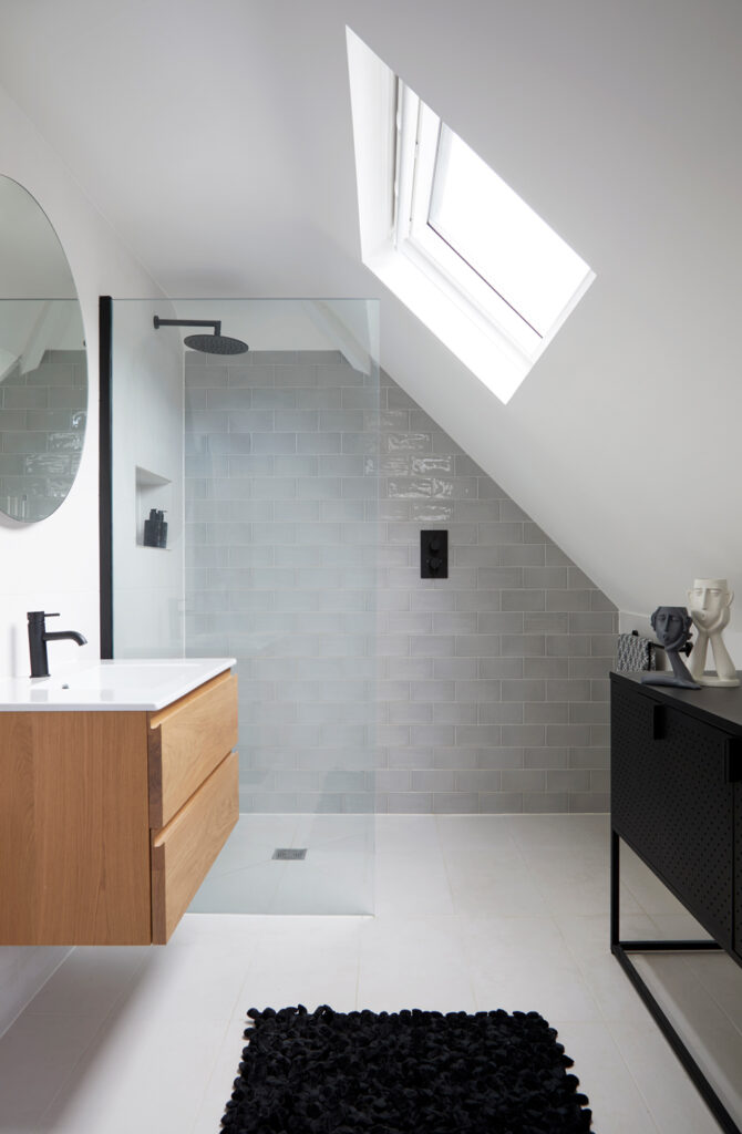 Interior designer in Berkshire sleek clean lined bathroom